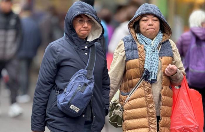 Hong Kong lancia un’allerta per il freddo poiché le temperature scendono