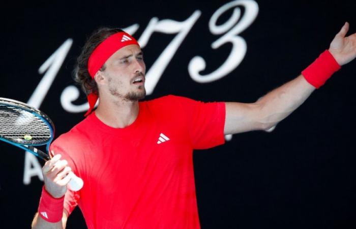 “È un piccolo incidente piuttosto sorprendente per una finale del Grand Slam. Zverev perde un po ‘la sua concentrazione, si infastidisce con suo padre per questa storia di racchette allo Stringer e, nel processo, si rompe “