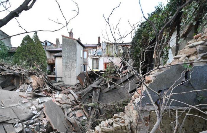 Crolla una casa abbandonata a Tolosa, si stanno cercando i potenziali occupanti