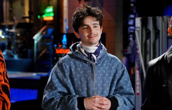 I momenti più divertenti, gli attacchi e i peli del viso di Timothée Chalamet al “Saturday Night Live”