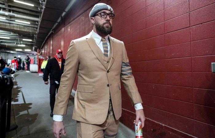 Travis Kelce deriso dai fan dei Chiefs di Kansas City per l’abbigliamento da “alti pantaloni d’acqua” mentre Taylor Swift lo rallegra