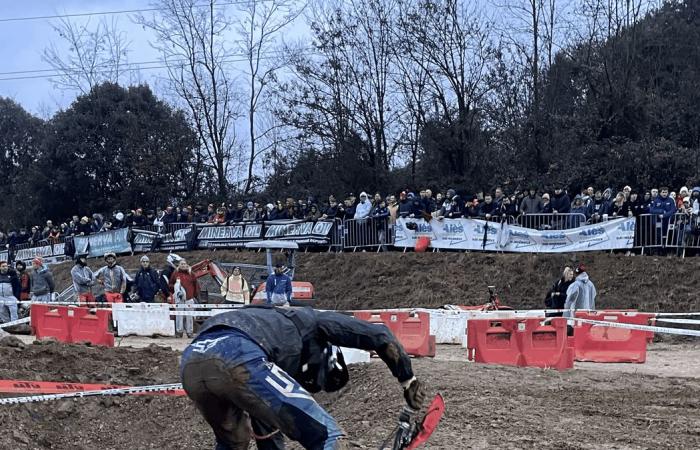 Fatto del giorno Alestem, un primo giorno inondato, con acqua e persone