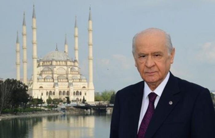 Il presidente della MHP Bahçeli si è congratulato con il mondo turco e islamico per Miraj Kandili