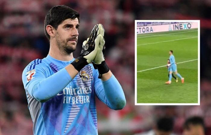 un bambino corre verso Thibaut Courtois in campo, il portiere reagisce nel migliore dei modi