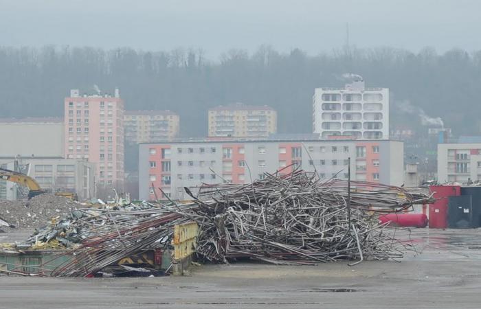 Parte della vecchia fabbrica Stellantis di Sochaux quasi demolita