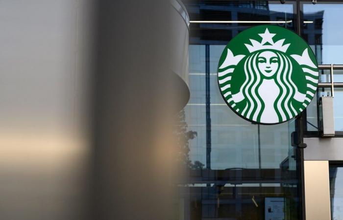 I clienti di Starbucks vedono bar dei condimenti e “per qui” bevande in tazze negli Stati Uniti, in Canada