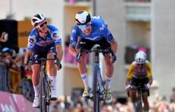 Julian Alaphilippe battuto di poco da Pelayo Sanchez durante la sesta tappa del Giro