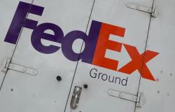 [À VOIR] L’autista delle consegne FedEx filmato da Dana White mentre lancia i pacchi nel camion