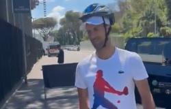 VIDEO. “Oggi sono arrivato preparato”, per evitare un altro incidente Novak Djokovic ha optato per un casco da bicicletta