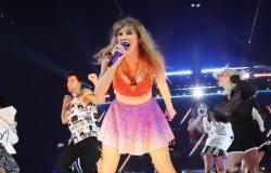 A Parigi, Taylor Swift è allo stesso tempo una cantante, un’atleta e una potente macchina commerciale