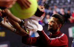 “È stato un incidente e sto bene”: rassicura Djokovic dopo aver ricevuto una borraccia in testa a Roma