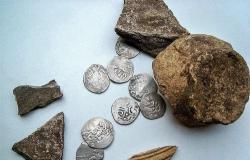 Durante la ristrutturazione del pavimento della cucina, hanno scoperto vere monete d’oro di oltre 600 anni