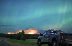 Una città minacciata da un violento incendio boschivo in Canada