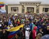 in Colombia centinaia di migliaia di persone manifestano contro il governo