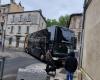 Valchiusa. L’autobus turistico bloccato nel centro della città di Avignone ha potuto partire