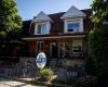 Le vendite di case a Toronto diminuiscono per il terzo mese in aprile; i prezzi aumentano