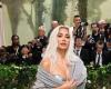 Kim Kardashian opta per un corsetto Maison Margiela al Met Gala
