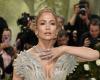 Jennifer Lopez abbaglia con un abito trasparente al Met Gala 2024