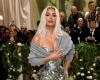 Met Gala 2024: Kim Kardashian sorprende con il suo cardigan peloso