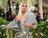 Kim Kardashian e il suo corsetto ultra aderente attirano l’attenzione al Met Gala