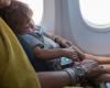 Lo straordinario trucco di una mamma per far dormire suo figlio su un aereo