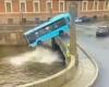 Un autobus affonda vertiginosamente in un fiume: almeno tre morti