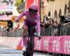 Tadej Pogacar conquista il tempo della 7a tappa del Giro e consolida la sua maglia rosa di leader