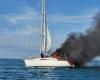Una barca a vela devastata dalle fiamme al largo di una famosa spiaggia del Gard