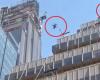 IN VIDEO | Un individuo lancia una sedia di legno dalla cima di un edificio a più piani