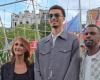 Accompagnato dai genitori, il giocatore di basket Victor Wembanyama, alto 2,24 metri, domina la sfilata di Louis Vuitton