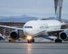 L’Airbus della United Airlines effettua un atterraggio di emergenza dopo aver perso parte della copertura del motore