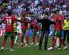 Quattro tifosi scendono in campo per farsi un selfie con Cristiano Ronaldo durante le scene caotiche della partita di Euro 2024