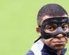 Perché Kylian Mbappé è imbarazzato dalla sua maschera protettiva?