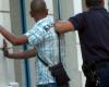 Sorvegliati con discrezione dagli agenti di polizia, tre delinquenti entrano in un negozio e rubano una borsa a Montpellier