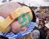A Glastonbury, Finlay, un bambino di 10 settimane è diventato la “piccola leggenda” dei frequentatori del festival