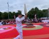 Olimpiadi 2024. A Lille, Dany Boon porta la fiamma degli applausi: “È magnifico essere lì”