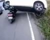 A seguito di un incidente, questo scooterista si ritrova in una situazione del tutto improbabile
