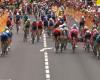 Tour de France, 5a tappa: caduta clamorosa per Mads Pedersen nel finale, Axel Zingle salta sulla bici per evitarlo