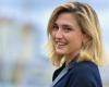 Julie Gayet rivisita il tubino nero parigino