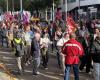 centinaia di persone marciano per le strade di Lorient