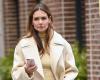 Katie Holmes, stile per le strade di New York con cappotto color gesso e radici a vista