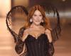 Carla Bruni sfila per Victoria’s Secret, la prima a 56 anni