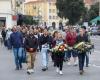 “Assassinati perché erano insegnanti”: marcia silenziosa in ricordo di Samuel Paty e Dominique Bernard a Nizza