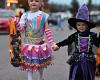 Halloween: piccoli mostri sfilano per le strade e si godono un Halloween a caldo da record