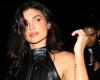 Kylie Jenner si spoglia completamente nei panni di Demi Moore in “Striptease”