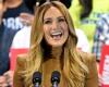 Jennifer Lopez indossava un abito color latte al raduno di Kamala Harris