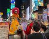 L'iconico scheletro del “Giorno dei morti” visita Times Square