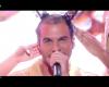 VIDEO – NRJ Music Awards 2024: Amir si rade la testa dal vivo sul palco del Palais des Festivals