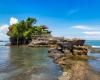 Palcoscenico da installare nel tempio Tanah Lot di Bali per spettacoli culturali per turisti