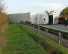 Un camion si ferma sull'autostrada A83 nei pressi di Sainte-Hermine in Vandea, il traffico è bloccato